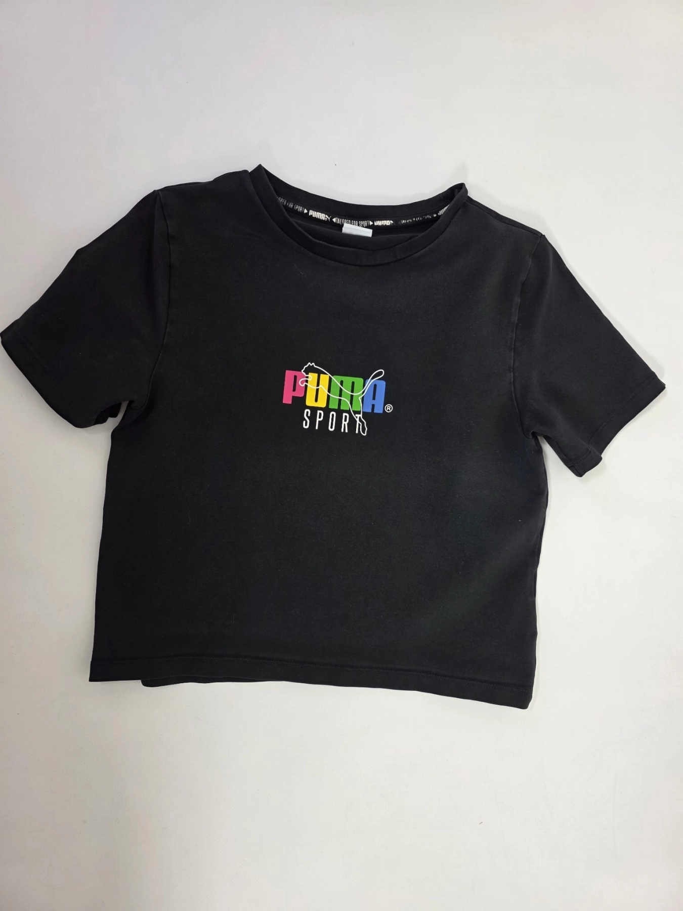 Czarny damski t-shirt crop top marki Puma Sport z kolorowym logo i krótkim rękawem