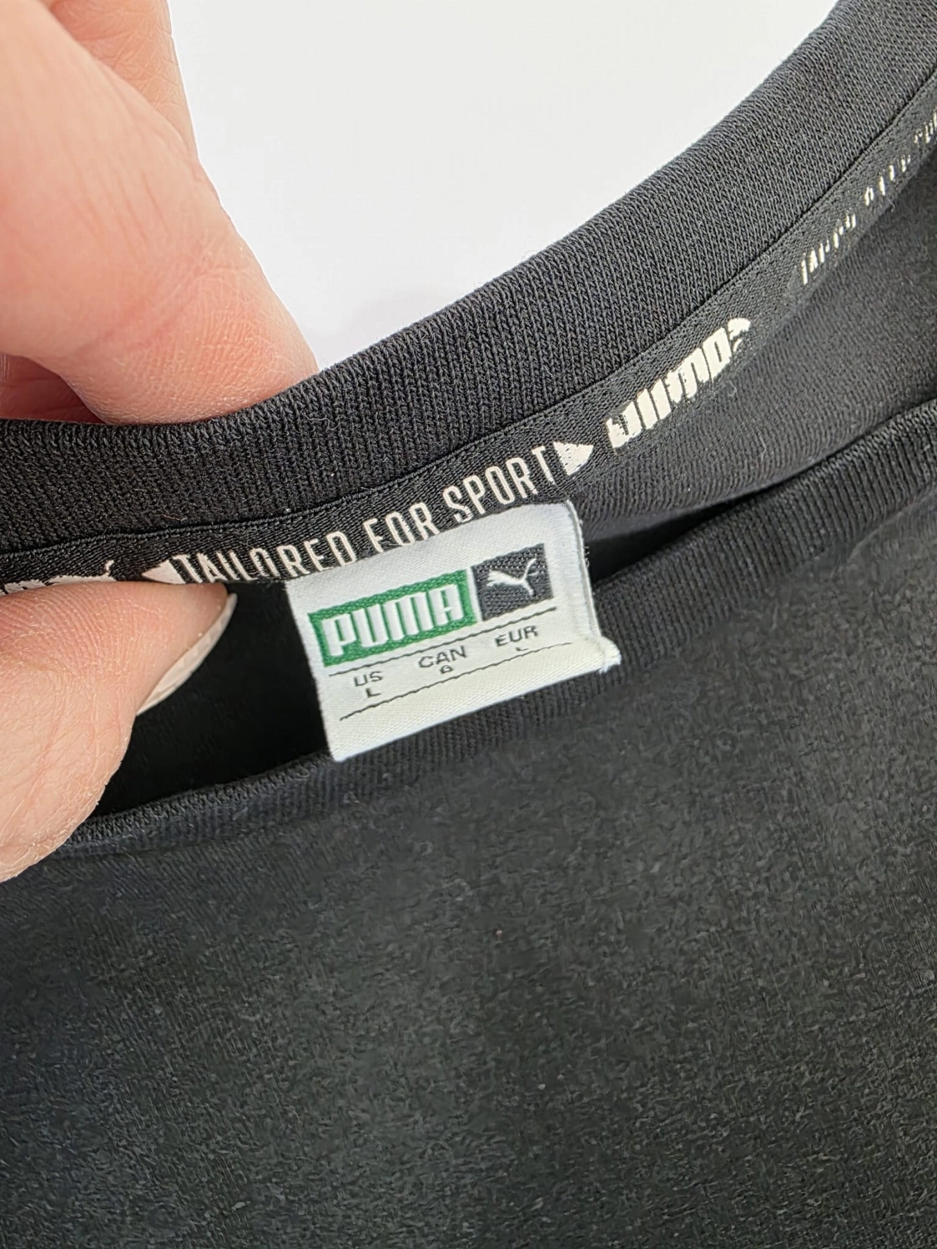 Czarny damski t-shirt crop top marki Puma Sport z kolorowym logo i krótkim rękawem