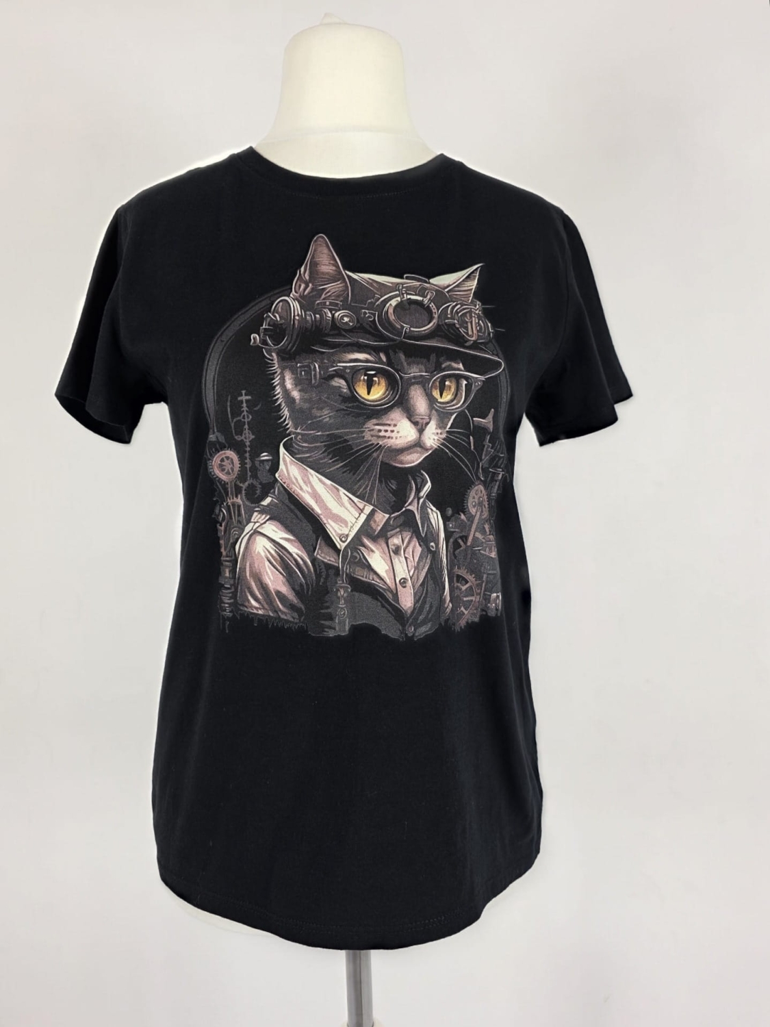 Czarna koszulka damska marki Gildan Softstyle z unikalnym nadrukiem kota w stylu steampunk, idealna do stylizacji alternatywnych i casualowych.