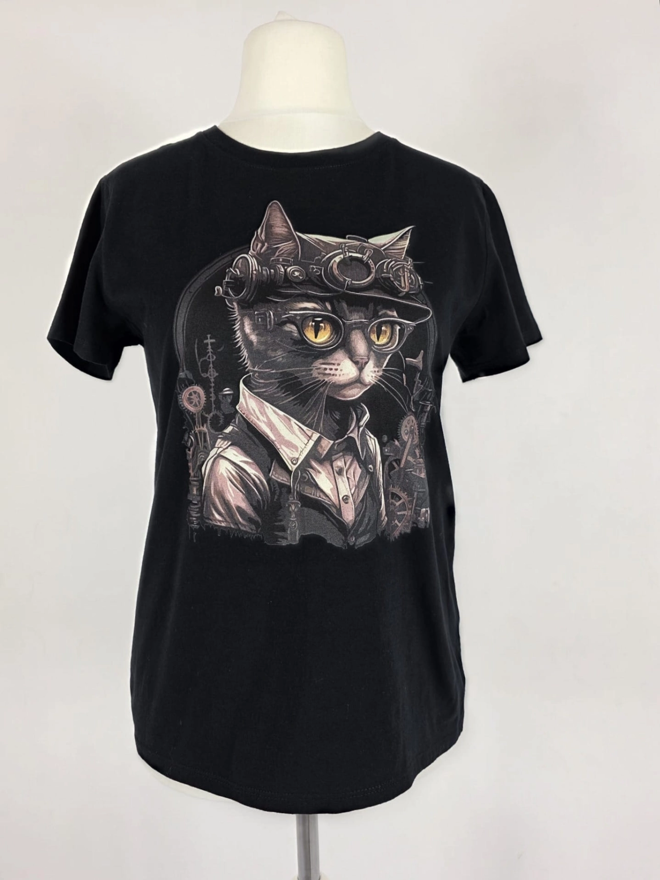 Czarna koszulka damska marki Gildan Softstyle z unikalnym nadrukiem kota w stylu steampunk, idealna do stylizacji alternatywnych i casualowych.