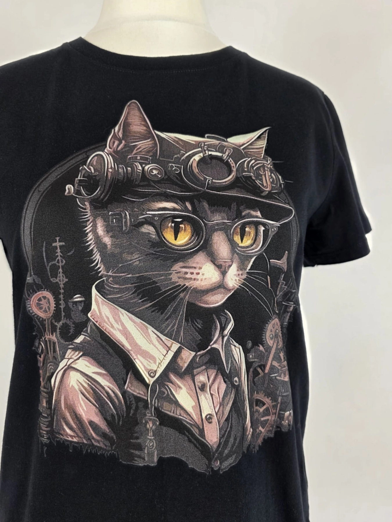 Czarna koszulka damska marki Gildan Softstyle z unikalnym nadrukiem kota w stylu steampunk, idealna do stylizacji alternatywnych i casualowych.