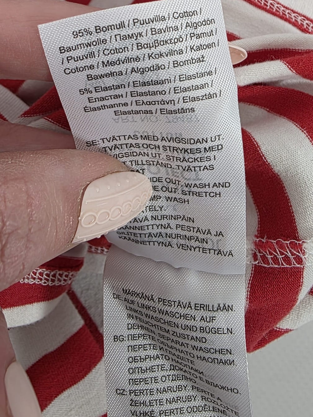 Dopasowana bluzka damska w czerwone paski marki Gina Tricot wykonana z wysokiej jakości bawełny
