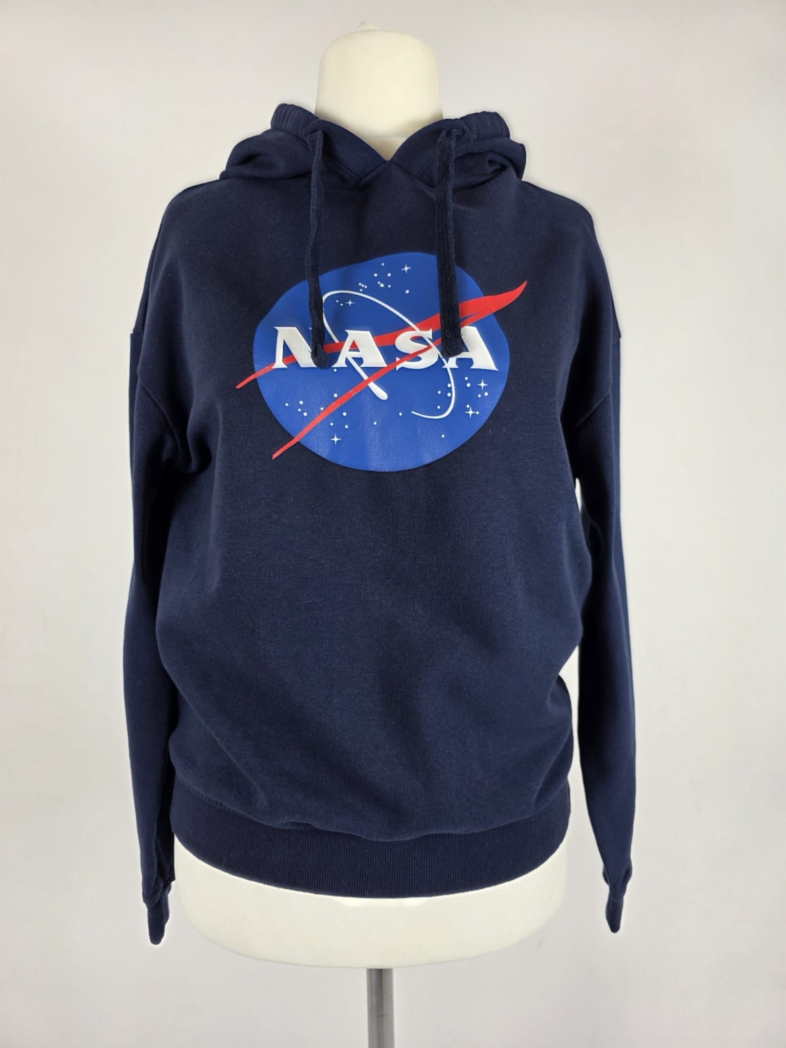 Oryginalna damska bluza z kapturem NASA w kolorze granatowym, wykonana z komfortowej mieszanki bawełny, idealna do stylizacji streetwear premium.
