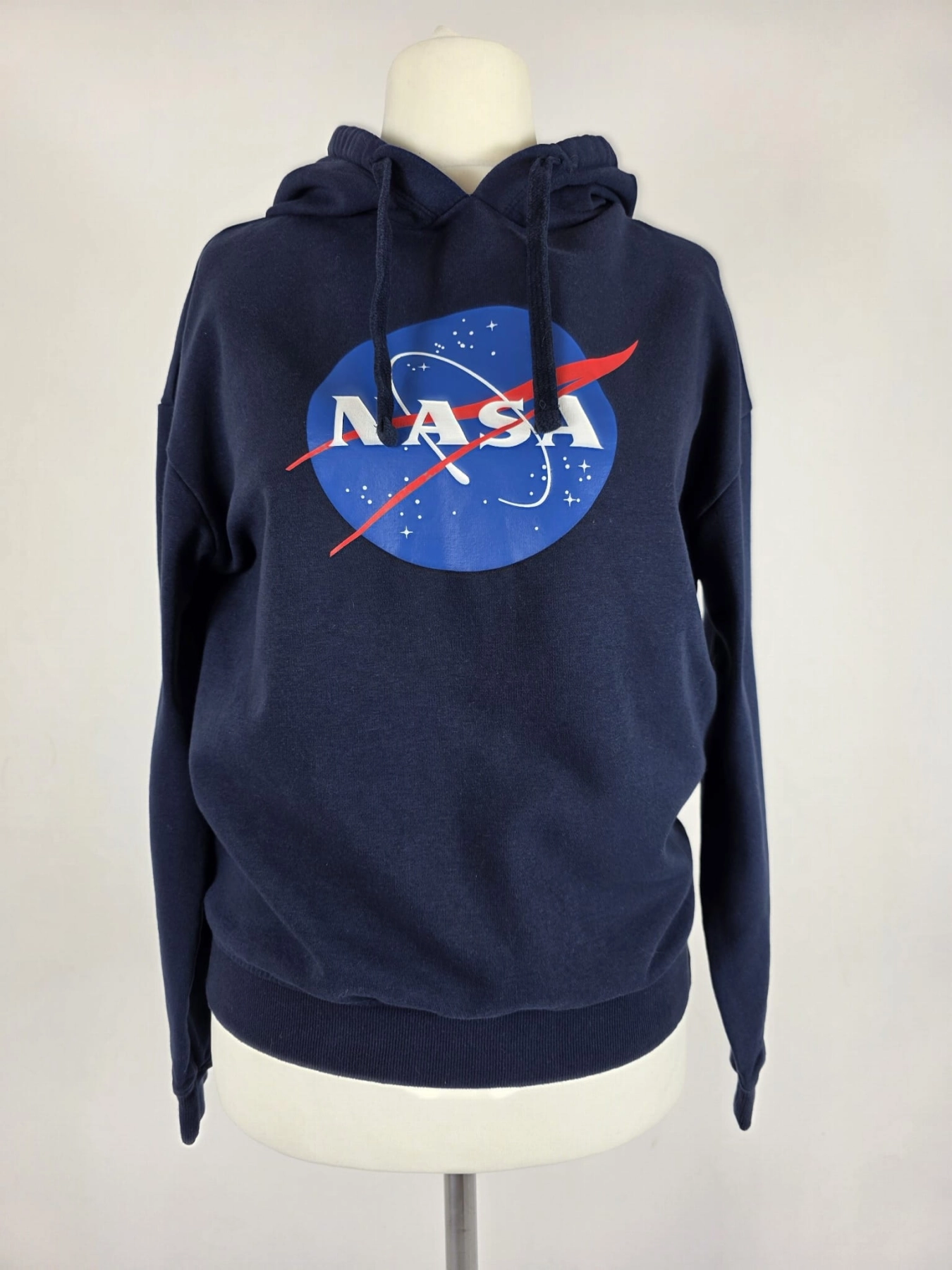 Oryginalna damska bluza z kapturem NASA w kolorze granatowym, wykonana z komfortowej mieszanki bawełny, idealna do stylizacji streetwear premium.