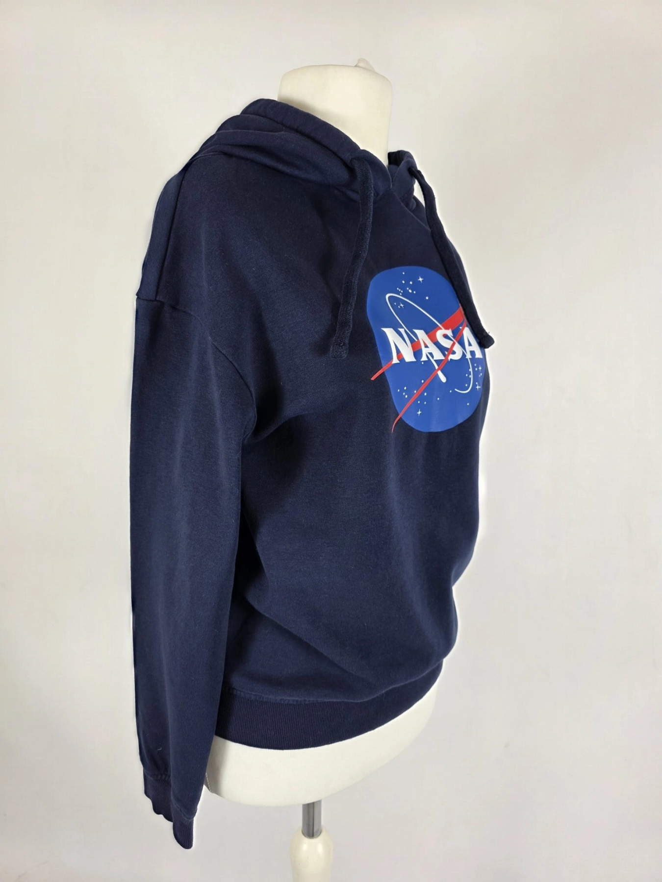 Oryginalna damska bluza z kapturem NASA w kolorze granatowym, wykonana z komfortowej mieszanki bawełny, idealna do stylizacji streetwear premium.