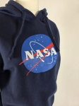Oryginalna damska bluza z kapturem NASA w kolorze granatowym, wykonana z komfortowej mieszanki bawełny, idealna do stylizacji streetwear premium.