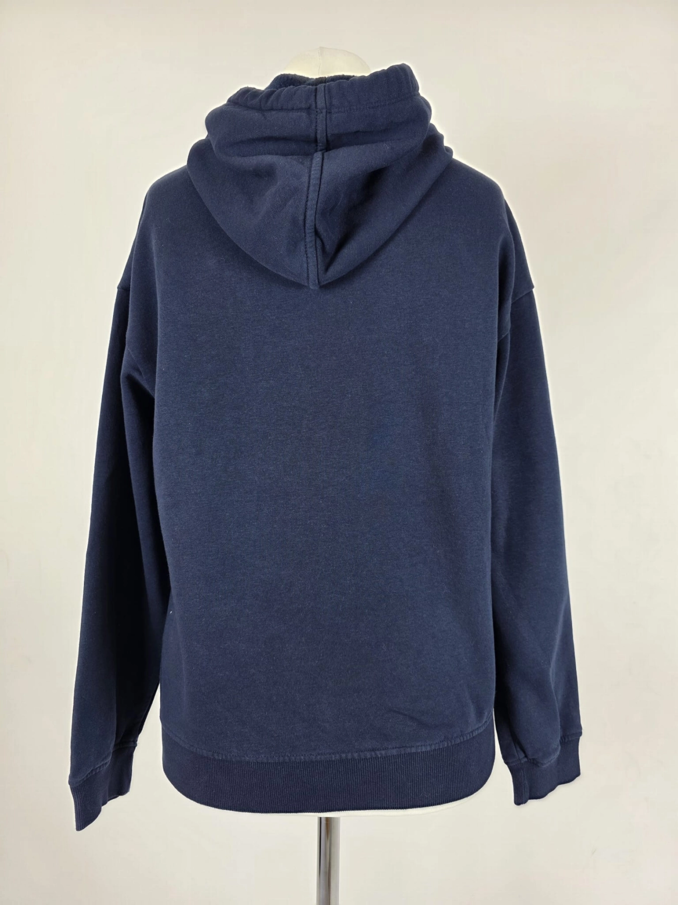 Oryginalna damska bluza z kapturem NASA w kolorze granatowym, wykonana z komfortowej mieszanki bawełny, idealna do stylizacji streetwear premium.