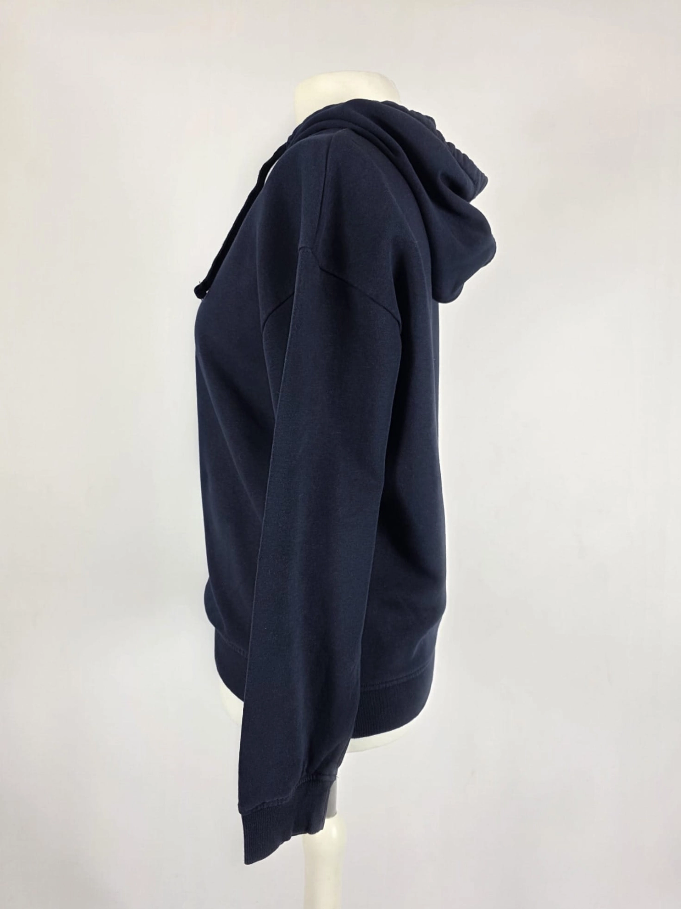 Oryginalna damska bluza z kapturem NASA w kolorze granatowym, wykonana z komfortowej mieszanki bawełny, idealna do stylizacji streetwear premium.