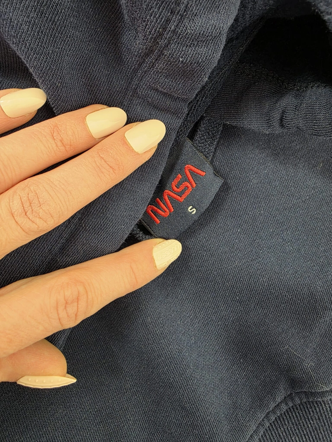 Oryginalna damska bluza z kapturem NASA w kolorze granatowym, wykonana z komfortowej mieszanki bawełny, idealna do stylizacji streetwear premium.