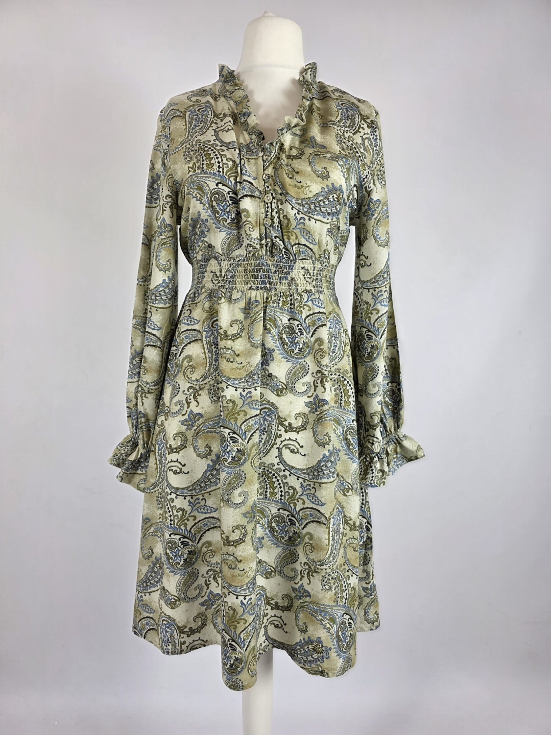 Elegancka sukienka midi marki Claire Woman wykonana w 100% z wiskozy, zdobiona wzorem paisley z podkreśloną talią i ozdobną stójką.