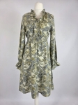 Elegancka sukienka midi marki Claire Woman wykonana w 100% z wiskozy, zdobiona wzorem paisley z podkreśloną talią i ozdobną stójką.