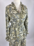 Elegancka sukienka midi marki Claire Woman wykonana w 100% z wiskozy, zdobiona wzorem paisley z podkreśloną talią i ozdobną stójką.