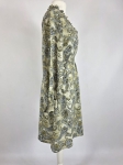 Elegancka sukienka midi marki Claire Woman wykonana w 100% z wiskozy, zdobiona wzorem paisley z podkreśloną talią i ozdobną stójką.