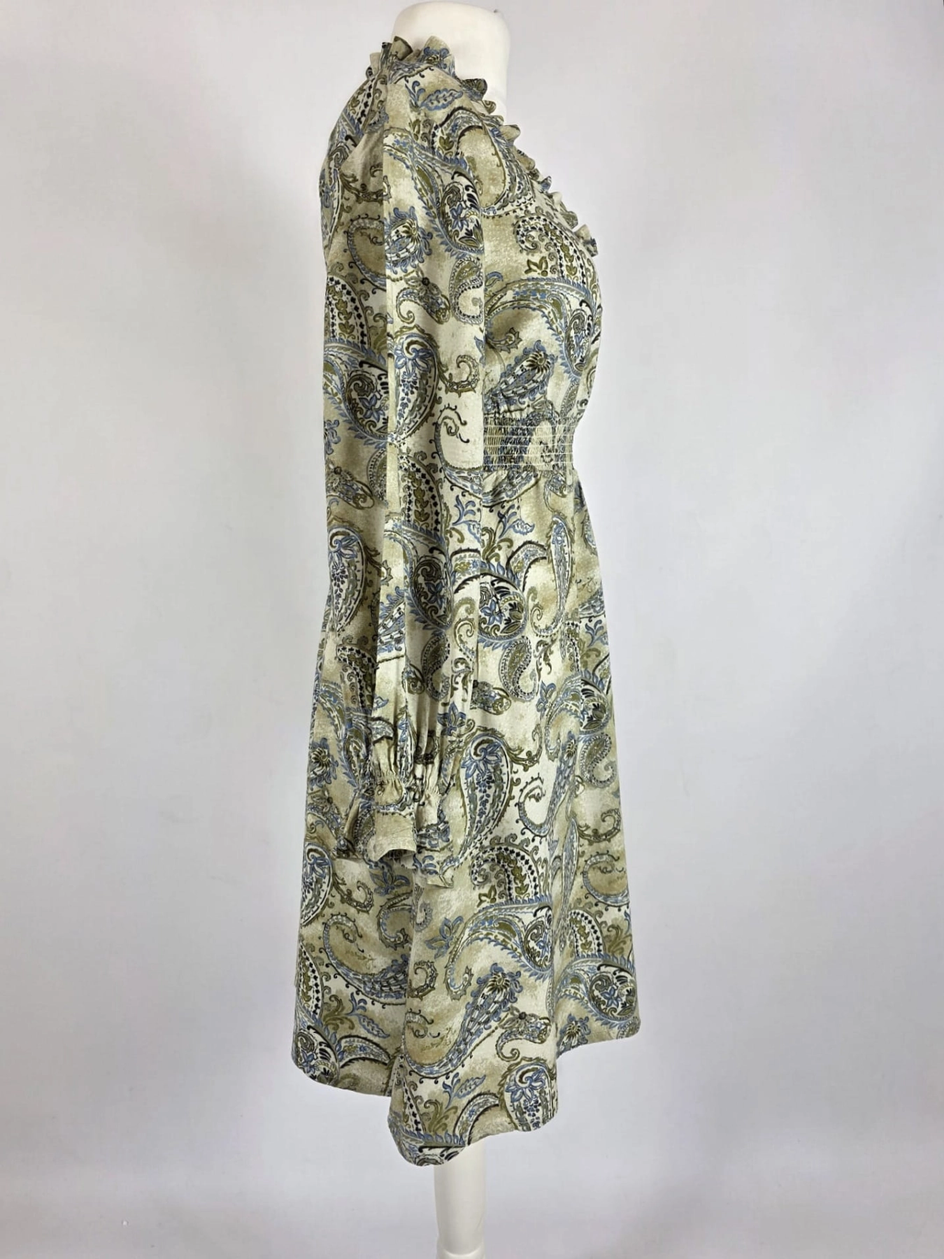 Elegancka sukienka midi marki Claire Woman wykonana w 100% z wiskozy, zdobiona wzorem paisley z podkreśloną talią i ozdobną stójką.