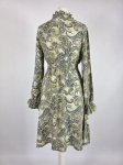 Elegancka sukienka midi marki Claire Woman wykonana w 100% z wiskozy, zdobiona wzorem paisley z podkreśloną talią i ozdobną stójką.