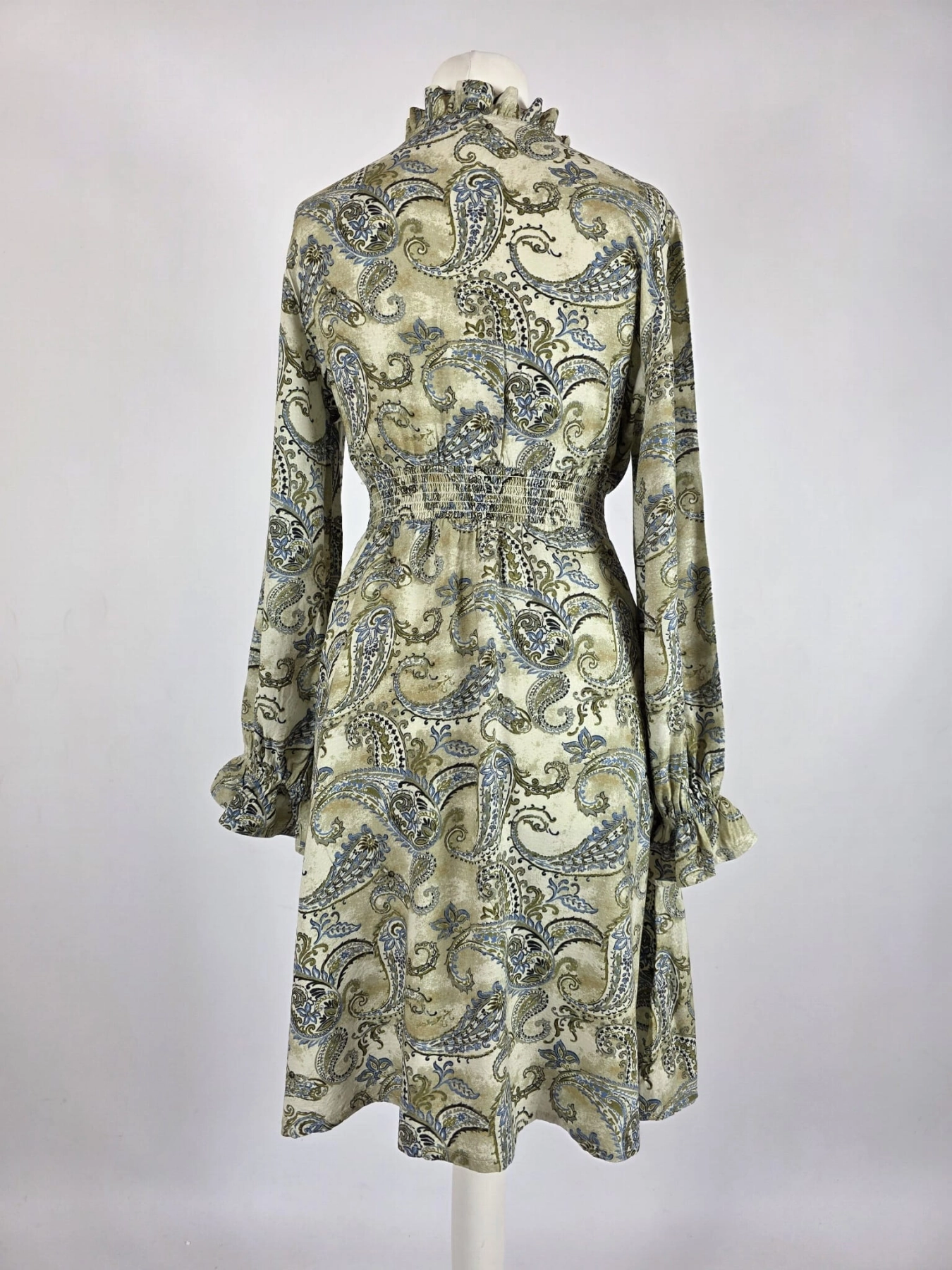 Elegancka sukienka midi marki Claire Woman wykonana w 100% z wiskozy, zdobiona wzorem paisley z podkreśloną talią i ozdobną stójką.