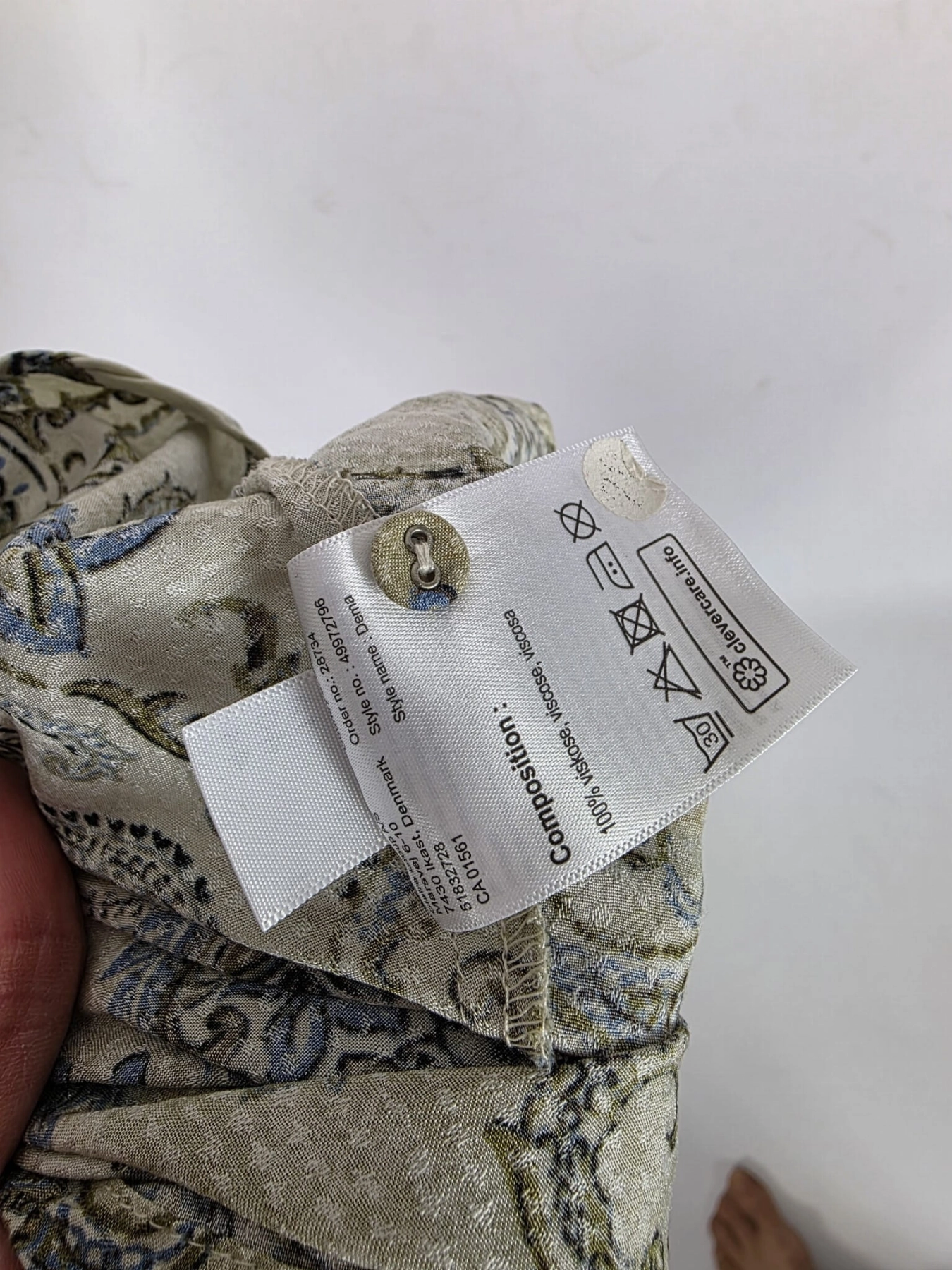 Elegancka sukienka midi marki Claire Woman wykonana w 100% z wiskozy, zdobiona wzorem paisley z podkreśloną talią i ozdobną stójką.