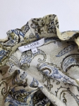 Elegancka sukienka midi marki Claire Woman wykonana w 100% z wiskozy, zdobiona wzorem paisley z podkreśloną talią i ozdobną stójką.