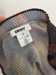 Markowa bluzka bez rękawów DKNY w kolorowy, abstrakcyjny wzór z eleganckim wiązaniem i drobnym plisowaniem
