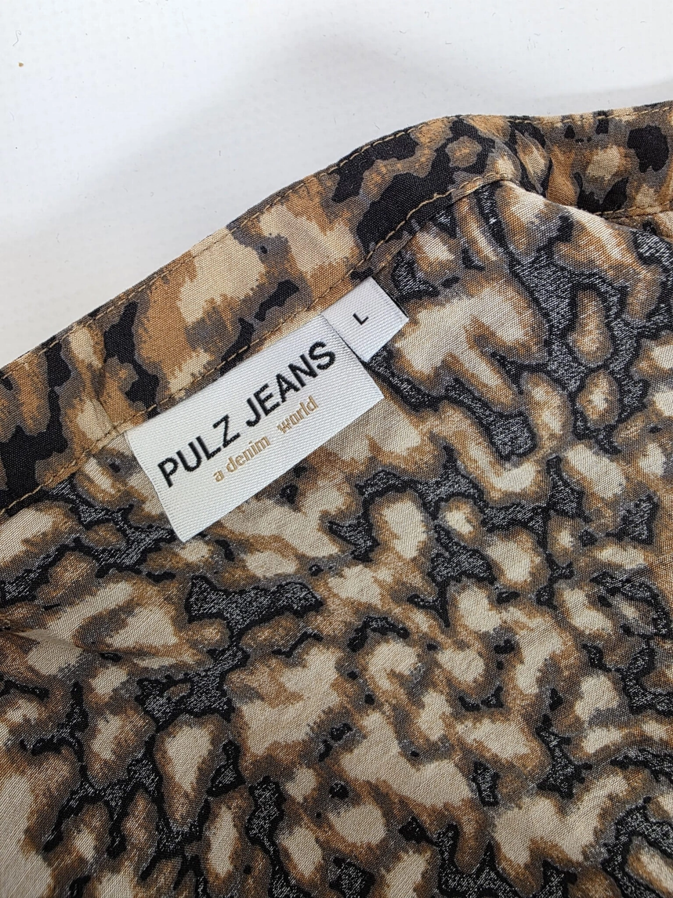 Wzorzysta bluzka z bufiastymi rękawami Pulz Jeans
