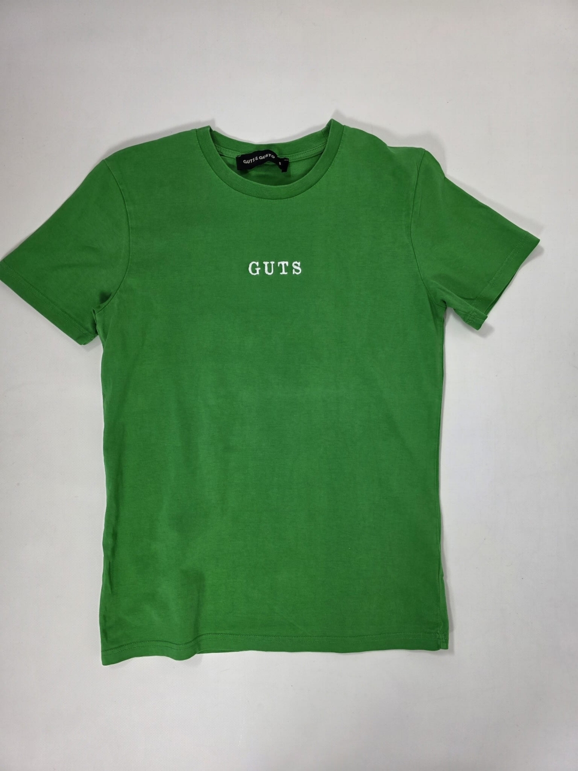 Zielony T-shirt z białym haftem GUTS.