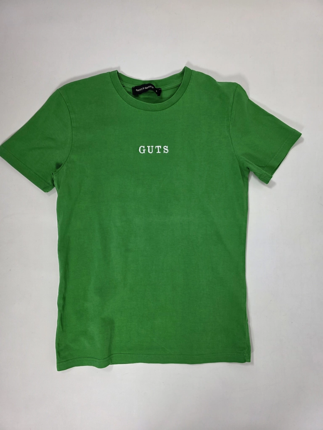 Zielony T-shirt z białym haftem GUTS.