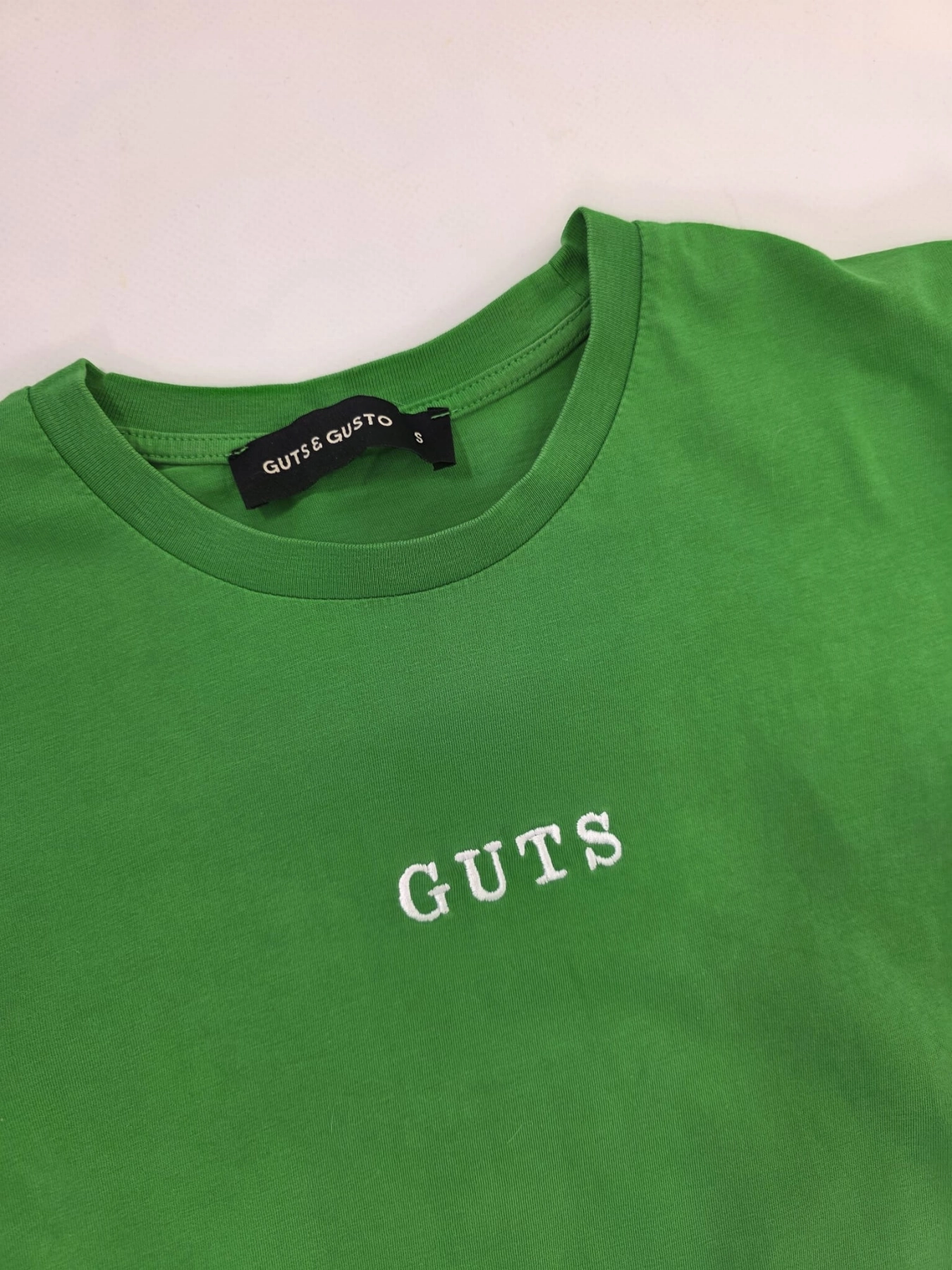 Zielony T-shirt z białym haftem GUTS