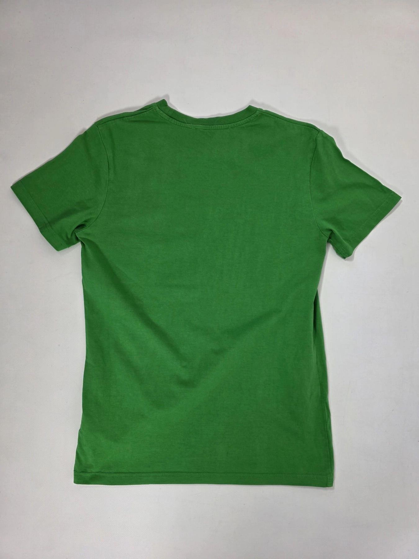 Zielony T-shirt z białym haftem GUTS