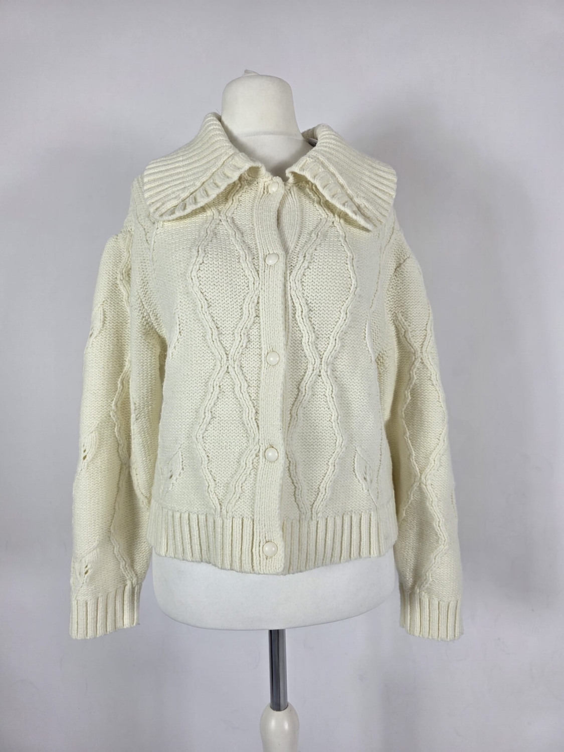 Kremowy sweter Monki z szerokim kołnierzem i ażurowym wzorem w liście, idealny do stylizacji typu vintage