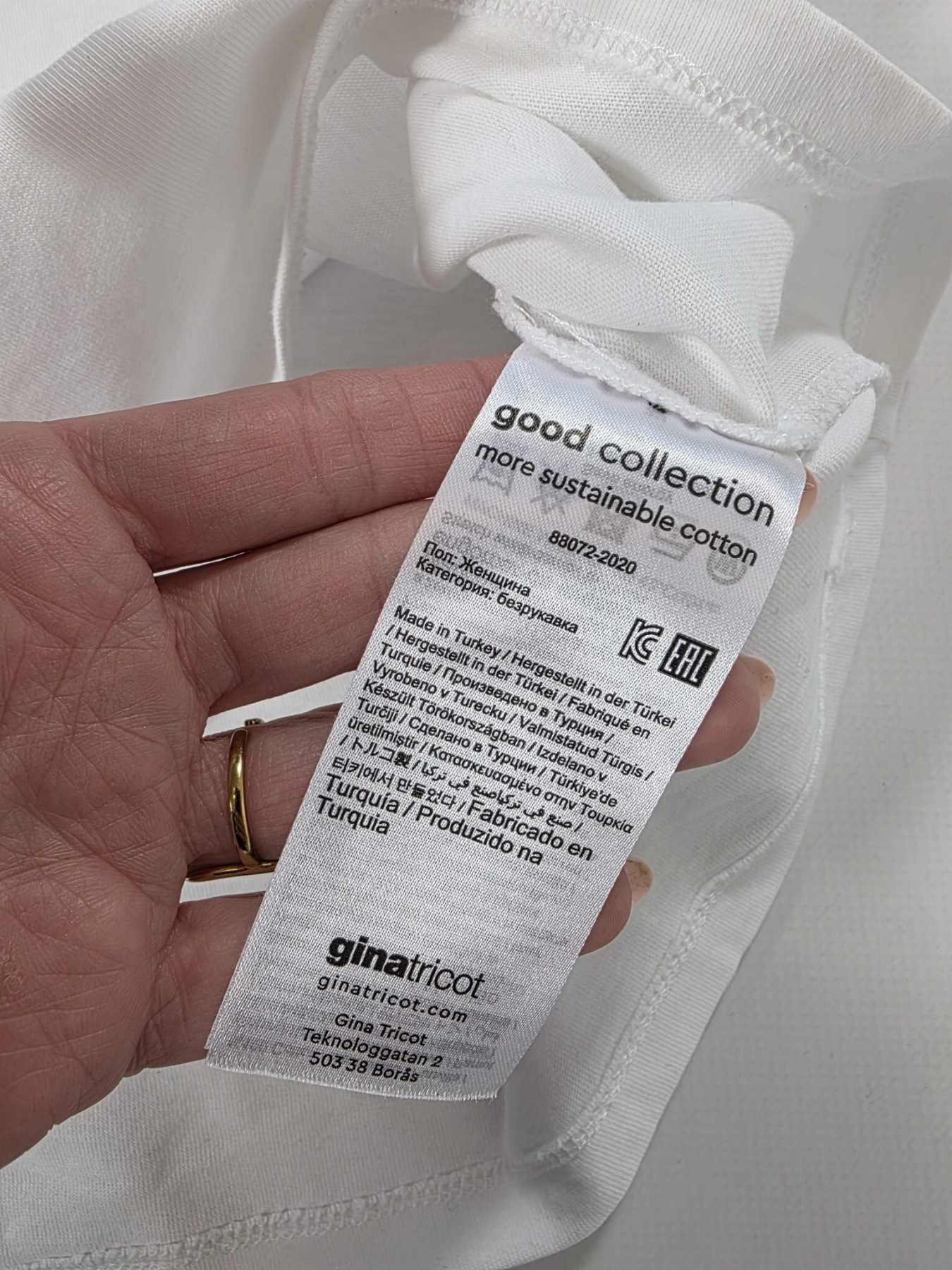Piękny zestaw kobiecy, biały top ze stójką Gina Tricot i lawendowe bermudy Cubus, idealny na letnie dni