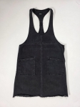 Modna stylizacja warstwowa: kremowy ażurowy sweter Vero Moda, pomarańczowy t-shirt z falbankami Costes oraz czarna sukienka jeansowa Only