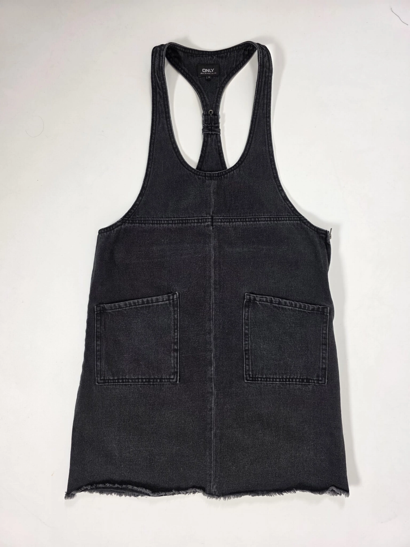 Modna stylizacja warstwowa: kremowy ażurowy sweter Vero Moda, pomarańczowy t-shirt z falbankami Costes oraz czarna sukienka jeansowa Only