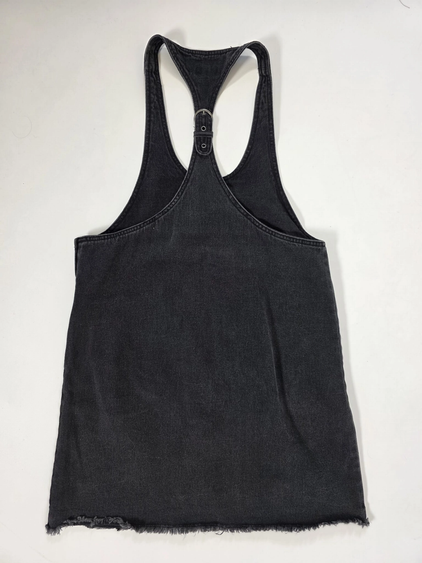 Modna stylizacja warstwowa: kremowy ażurowy sweter Vero Moda, pomarańczowy t-shirt z falbankami Costes oraz czarna sukienka jeansowa Only