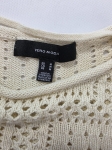 Modna stylizacja warstwowa: kremowy ażurowy sweter Vero Moda, pomarańczowy t-shirt z falbankami Costes oraz czarna sukienka jeansowa Only
