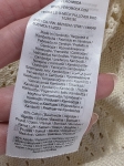 Modna stylizacja warstwowa: kremowy ażurowy sweter Vero Moda, pomarańczowy t-shirt z falbankami Costes oraz czarna sukienka jeansowa Only