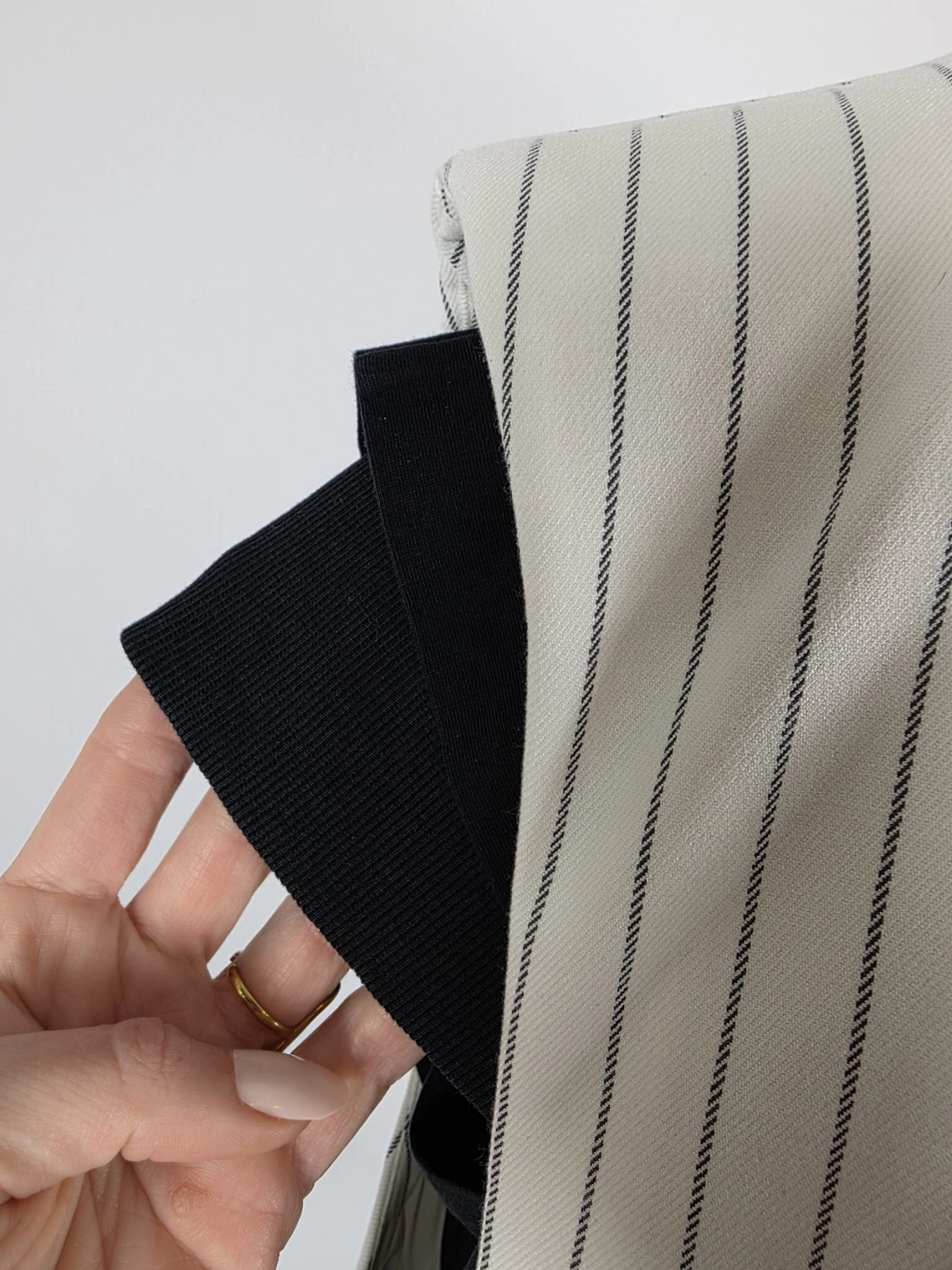 Komplet damski premium składający się z prążkowanej kamizelki ASOS DESIGN, spodni oraz czarnej bluzki United Colors of Benetton