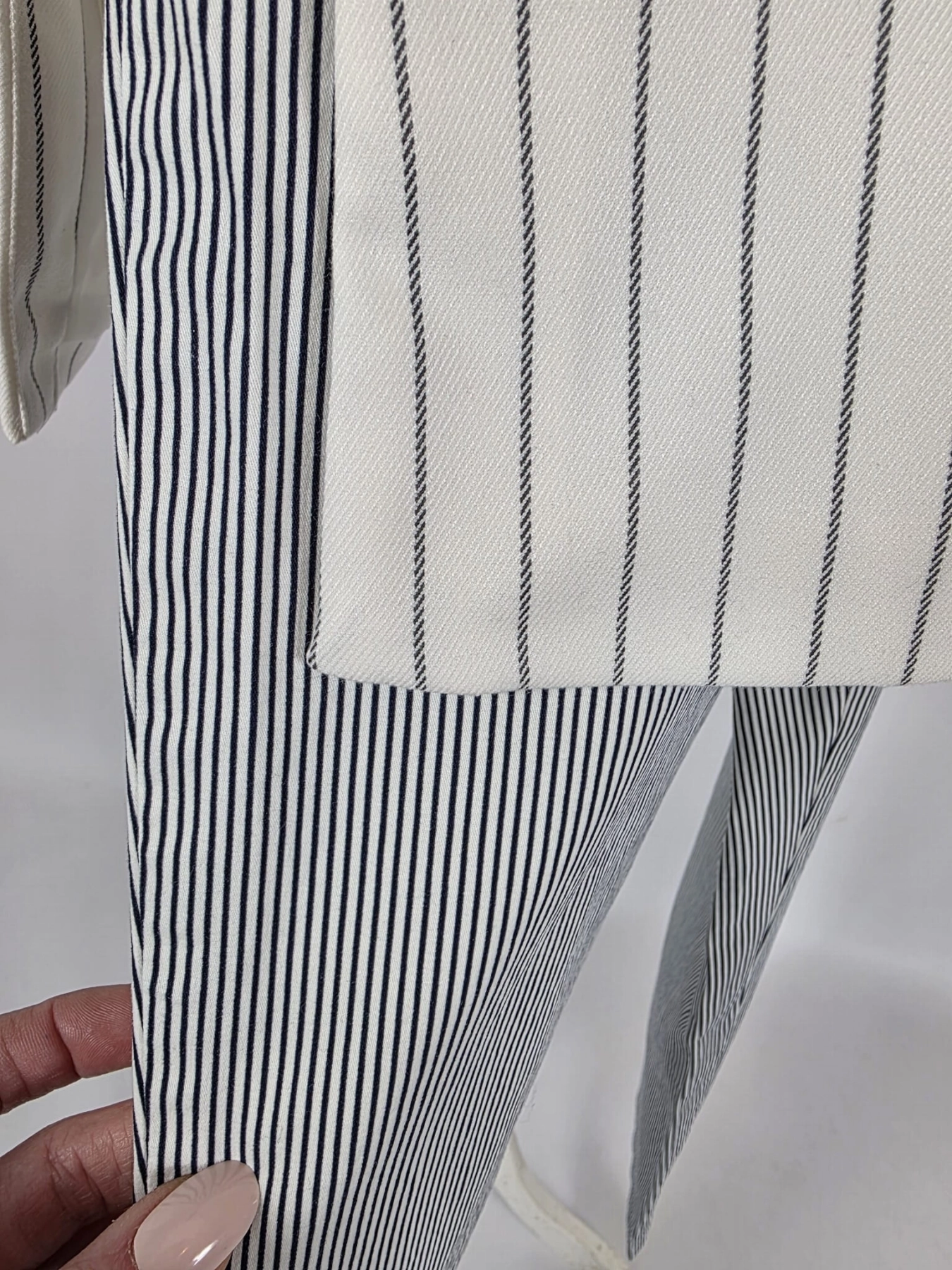 Komplet damski premium składający się z prążkowanej kamizelki ASOS DESIGN, spodni oraz czarnej bluzki United Colors of Benetton