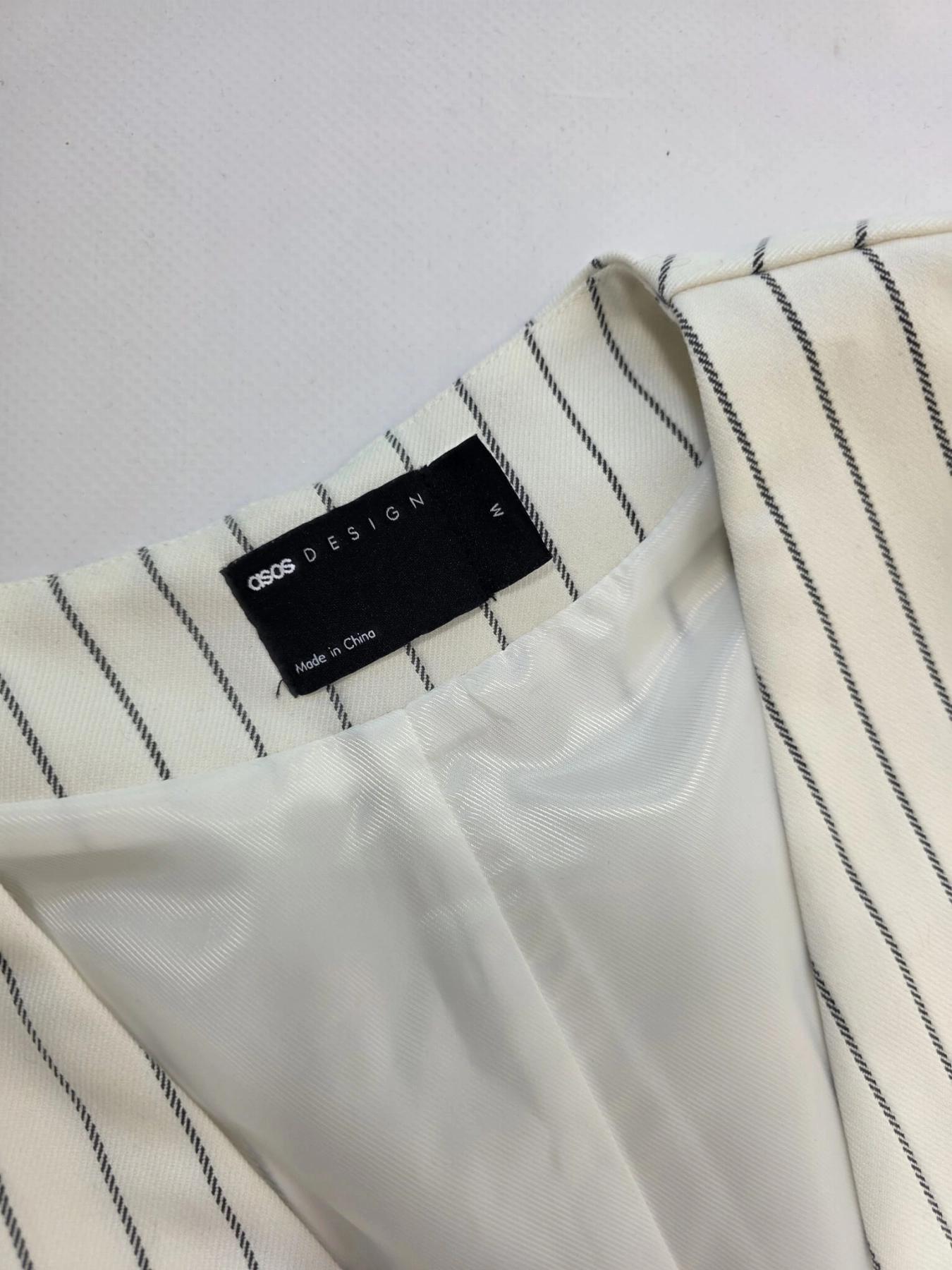 Komplet damski premium składający się z prążkowanej kamizelki ASOS DESIGN, spodni oraz czarnej bluzki United Colors of Benetton