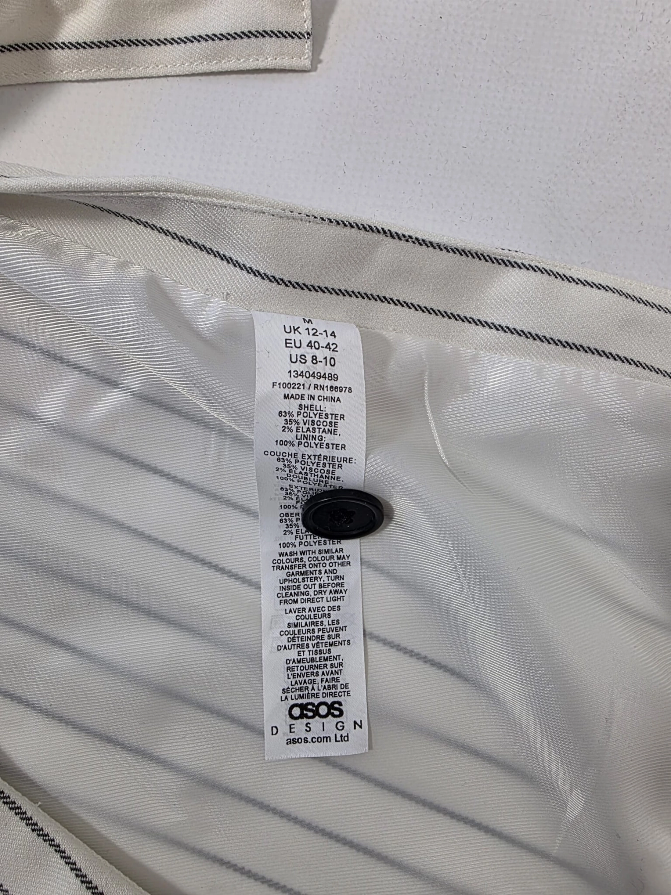Komplet damski premium składający się z prążkowanej kamizelki ASOS DESIGN, spodni oraz czarnej bluzki United Colors of Benetton