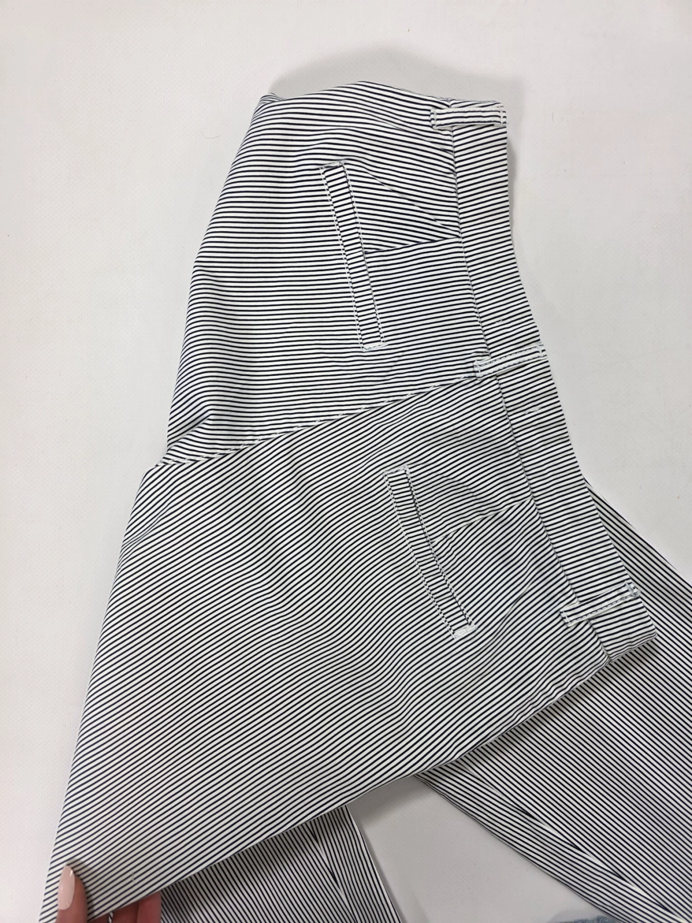 Komplet damski premium składający się z prążkowanej kamizelki ASOS DESIGN, spodni oraz czarnej bluzki United Colors of Benetton