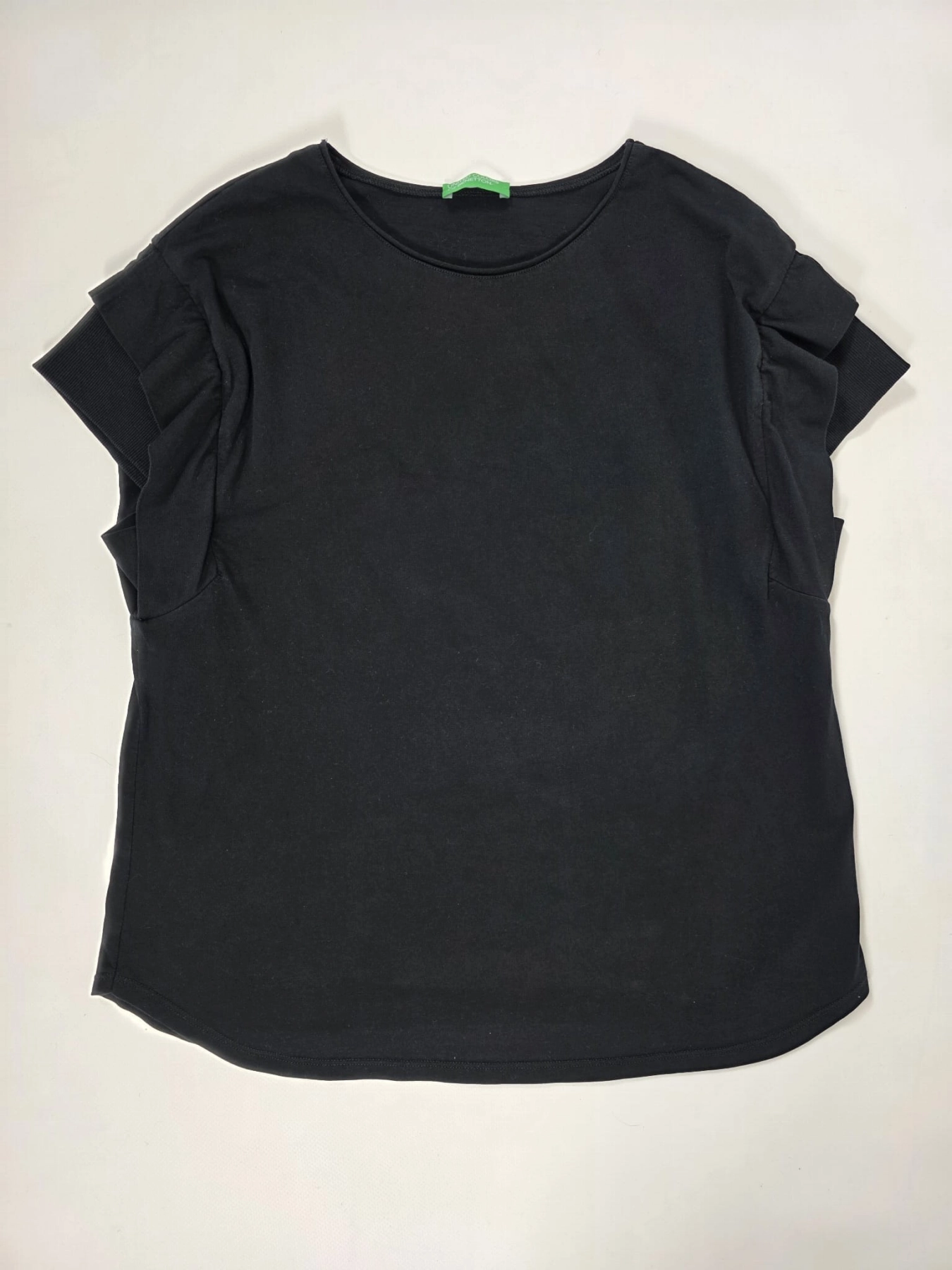 Komplet damski premium składający się z prążkowanej kamizelki ASOS DESIGN, spodni oraz czarnej bluzki United Colors of Benetton