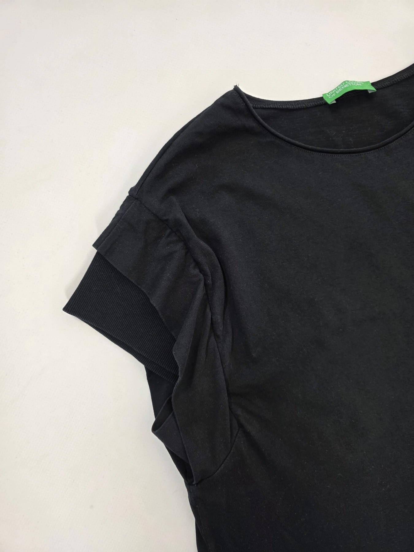 Komplet damski premium składający się z prążkowanej kamizelki ASOS DESIGN, spodni oraz czarnej bluzki United Colors of Benetton