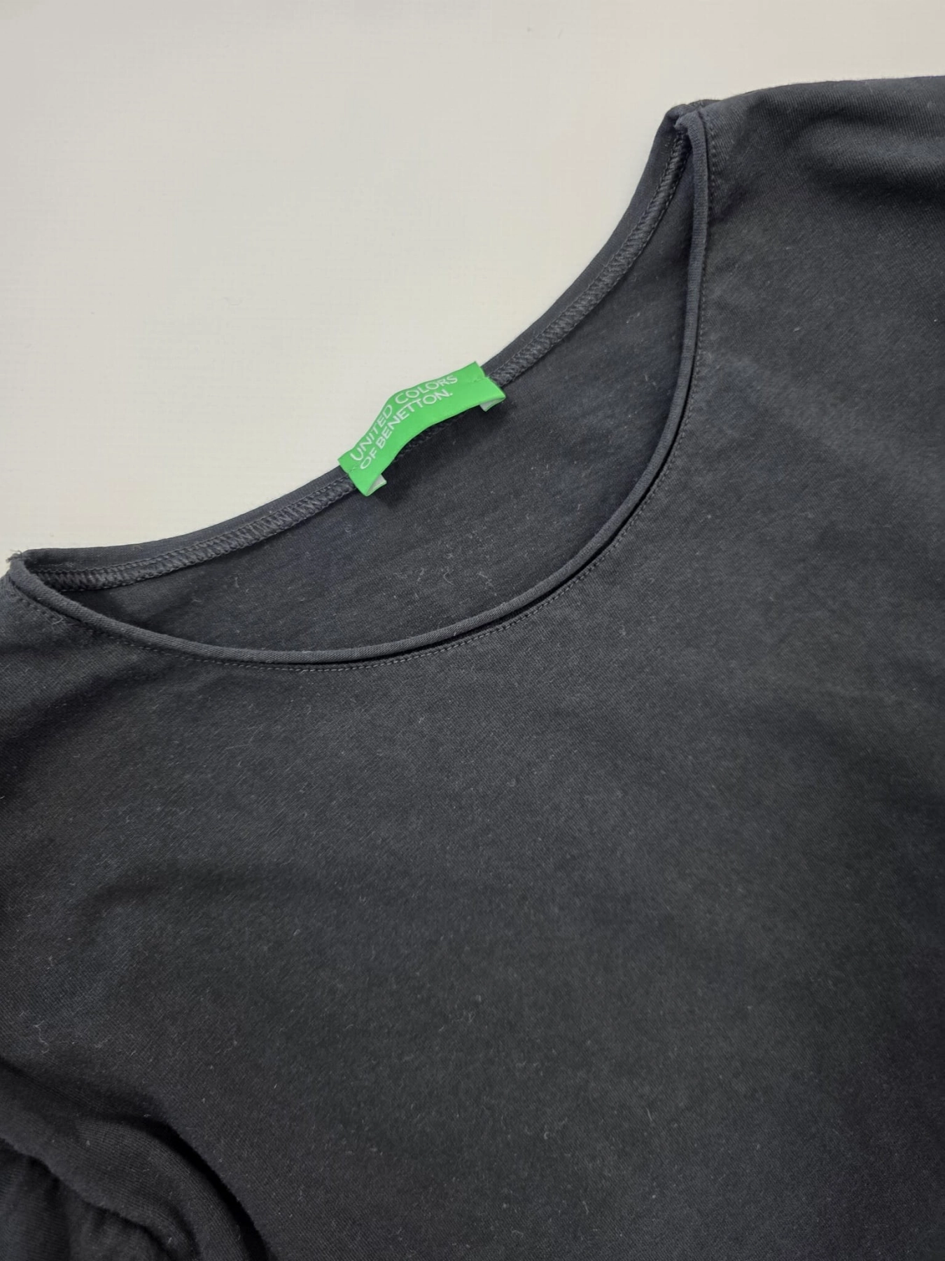 Komplet damski premium składający się z prążkowanej kamizelki ASOS DESIGN, spodni oraz czarnej bluzki United Colors of Benetton