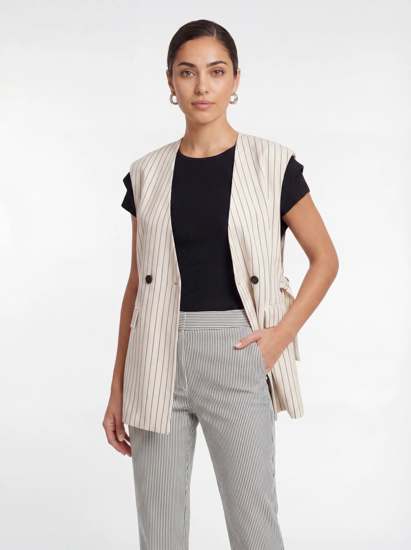 Komplet damski premium składający się z prążkowanej kamizelki ASOS DESIGN, spodni oraz czarnej bluzki United Colors of Benetton