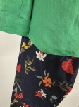 Stylizacja premium z lnianą koszulą Zara w kolorze zielonym oraz kwiecistymi spodniami s.Oliver Shape Ankle podkreślającymi sylwetkę