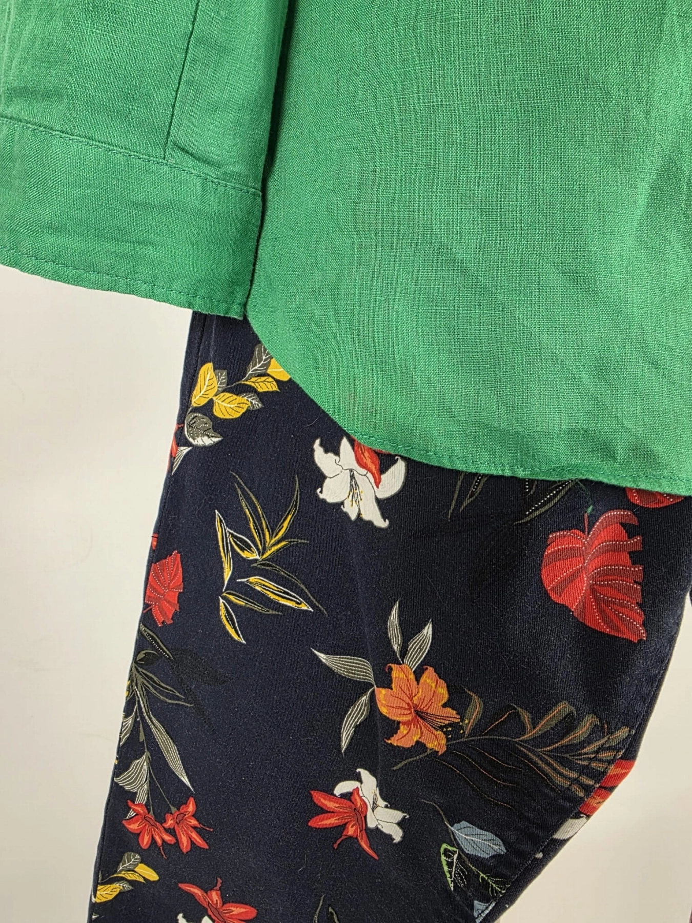 Stylizacja premium z lnianą koszulą Zara w kolorze zielonym oraz kwiecistymi spodniami s.Oliver Shape Ankle podkreślającymi sylwetkę