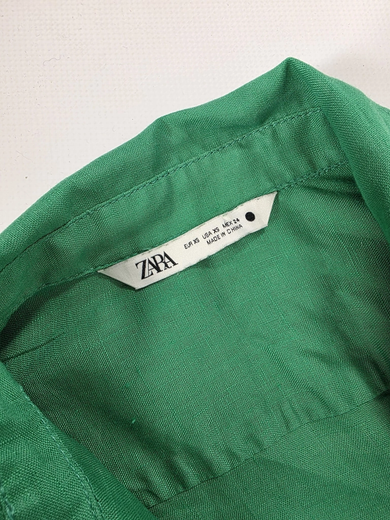 Stylizacja premium z lnianą koszulą Zara w kolorze zielonym oraz kwiecistymi spodniami s.Oliver Shape Ankle podkreślającymi sylwetkę