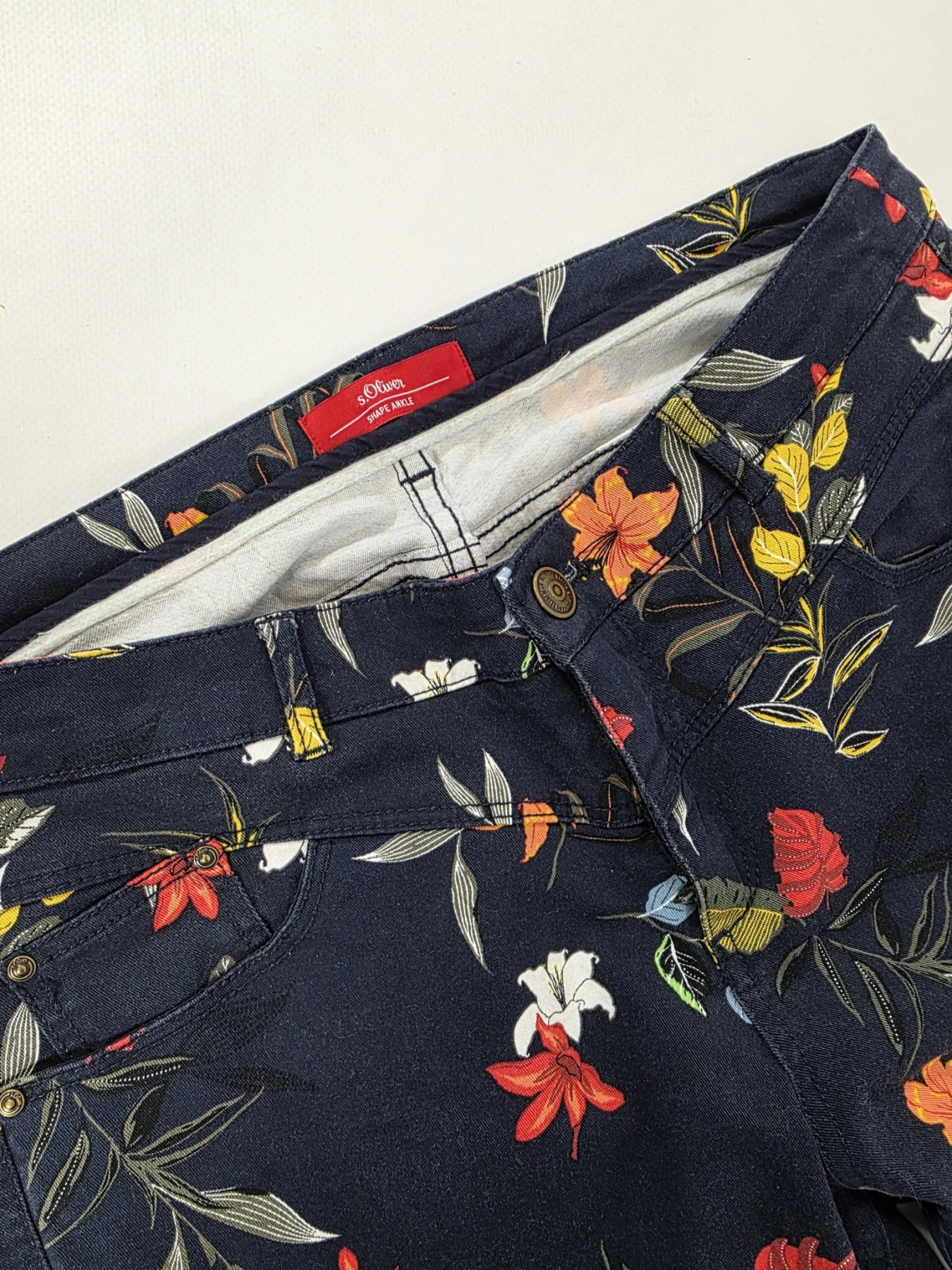 Stylizacja premium z lnianą koszulą Zara w kolorze zielonym oraz kwiecistymi spodniami s.Oliver Shape Ankle podkreślającymi sylwetkę