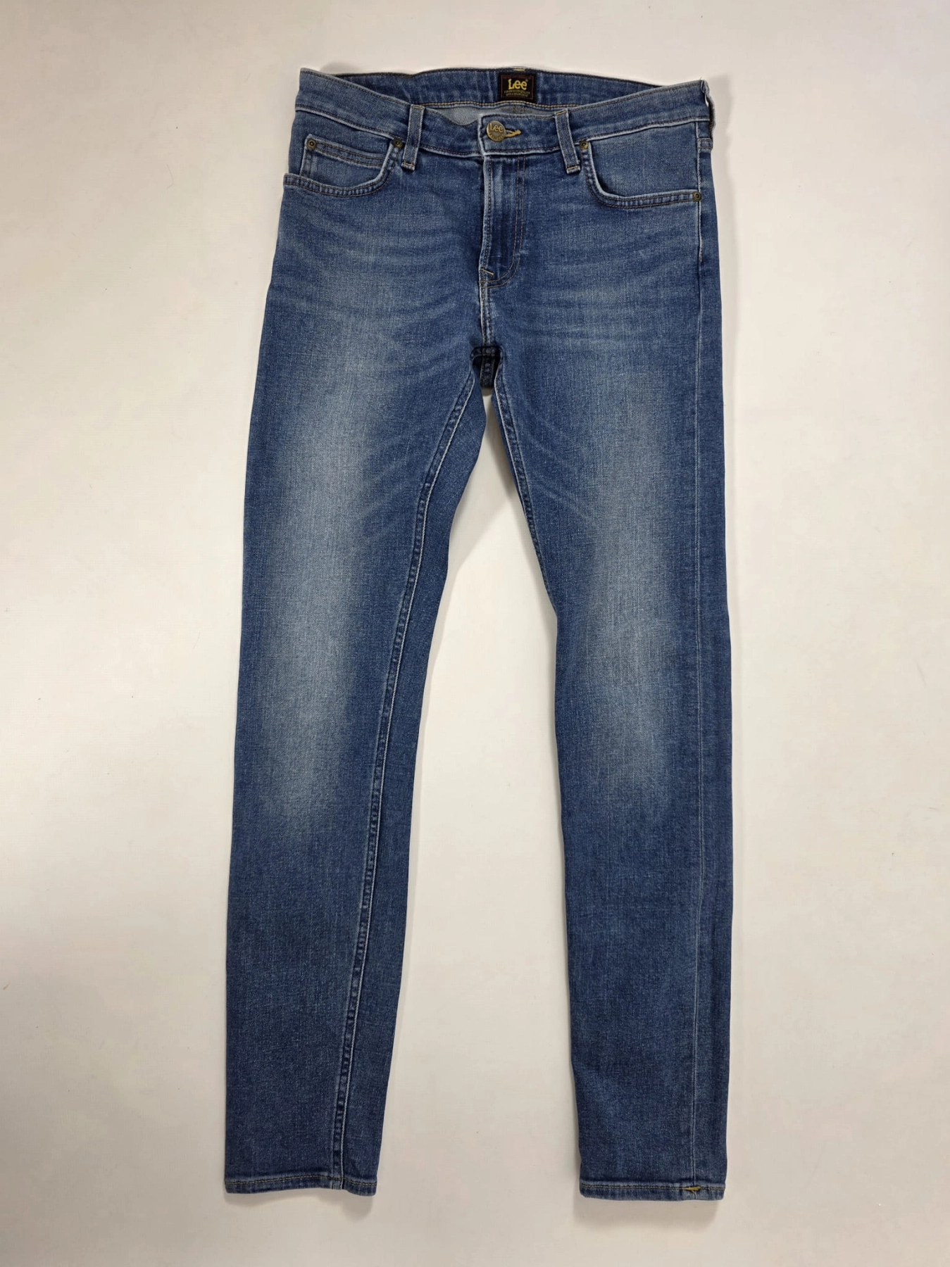 Markowa stylizacja damska z jeansami Lee, beżowym t-shirtem Simple oraz wzorzystą bluzką Soyaconcept w stylu premium