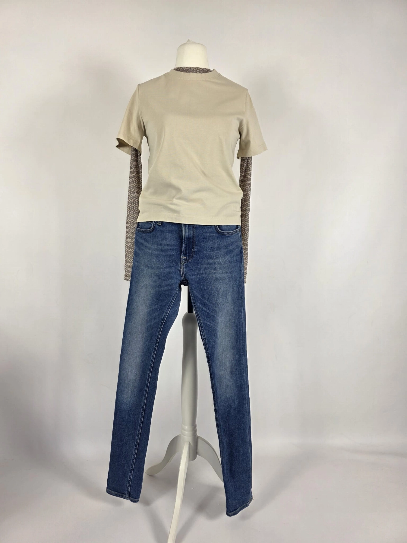 Markowa stylizacja damska z jeansami Lee, beżowym t-shirtem Simple oraz wzorzystą bluzką Soyaconcept w stylu premium